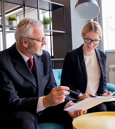 twee professionals bespreken documenten tijdens een zakelijke meeting